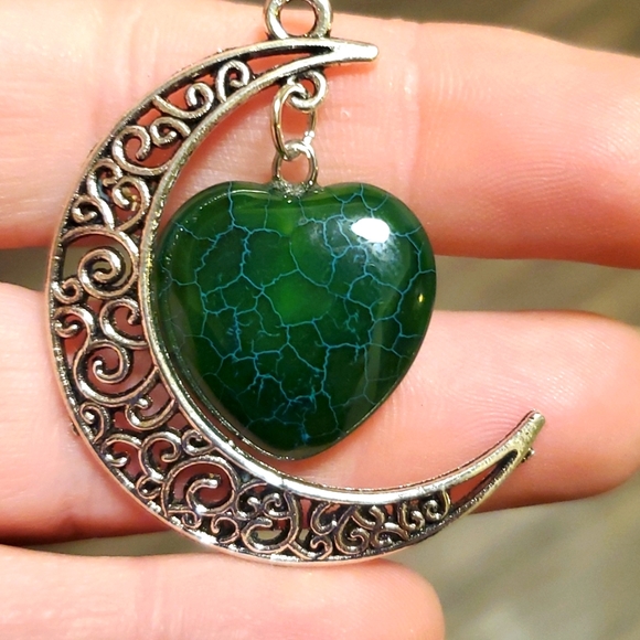 New Carved Heart Shaped Green Dragon Veins Agate Crescent Moon Silver Pendant. - Picture 1 of 7